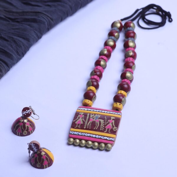 🌿 Terracotta Har Set – Tribal Pattern Celebrate the essence of tradition with this handcrafted Terracotta Har Set in Tribal Pattern. Inspired by indigenous art forms, this jewellery set carries the raw beauty of nature and culture, making it a unique fashion statement. ✨ Features: 100% handmade from natural terracotta clay Intricate tribal-inspired motifs & patterns Lightweight and comfortable for long wear Includes Har (necklace) + matching earrings Eco-friendly & skin-safe colors 📏 Design: Tribal Pattern (ethnic & earthy look) 🎁 Perfect for: Festivals, cultural events, traditional functions, stage performances, and unique gifting